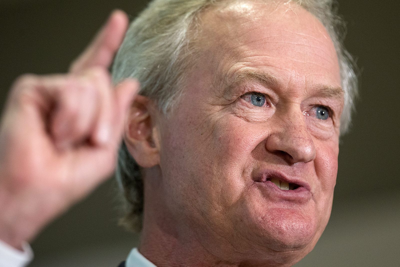 El exgobernador de Rhode Island, Lincoln Chafee, anuncia su nominación como candidato demócrata a la Presidencia de Estados Unidos en Arlington, Virginia.