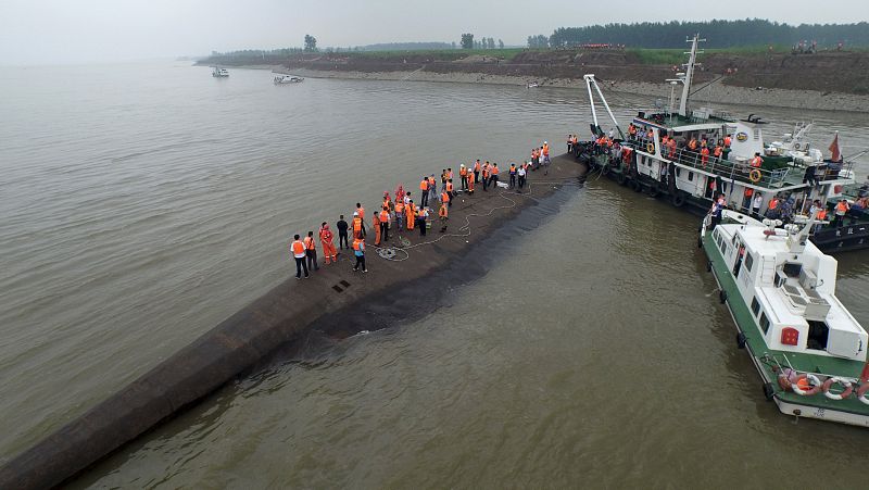 Vista aérea de los equipos de rescate sobre el casco del barco hundido en el río Yangtsé, en China.
