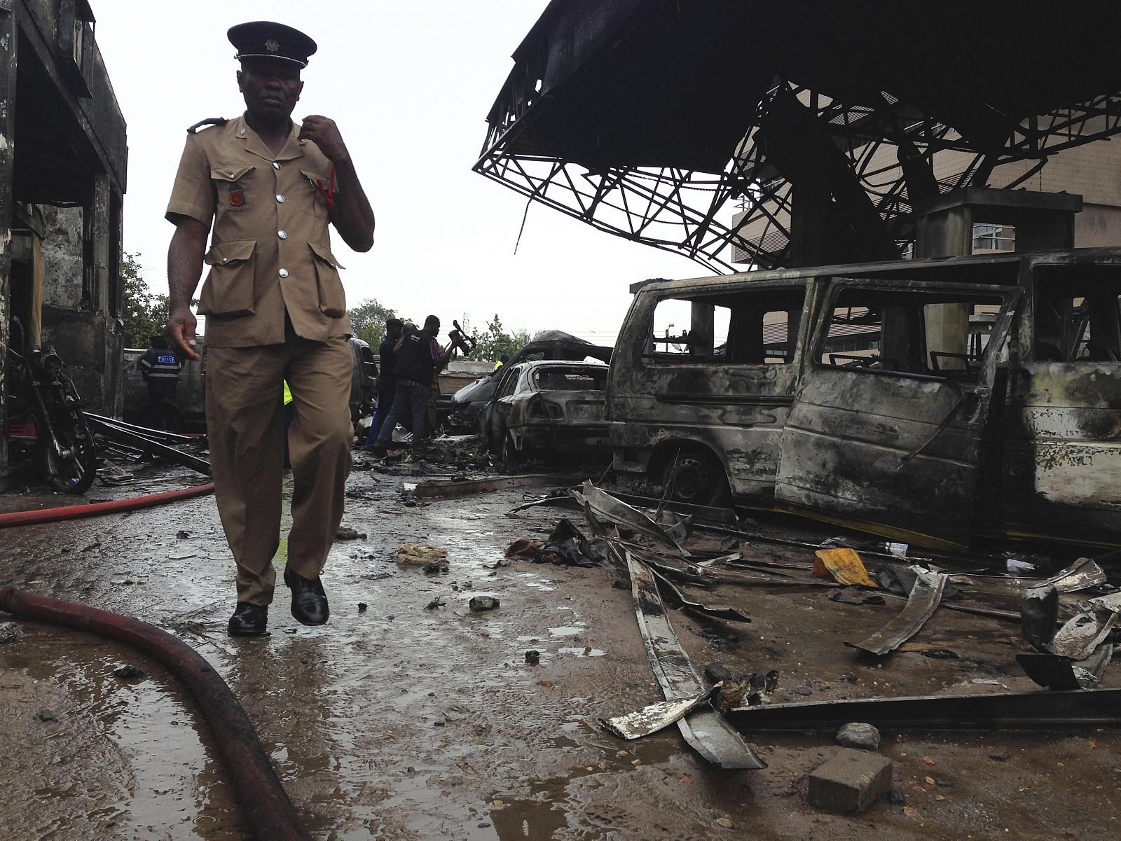 Un oficial de los servicios de bomberos inspecciona los restos de la estación de gas tras la explosión en Accra, Ghana