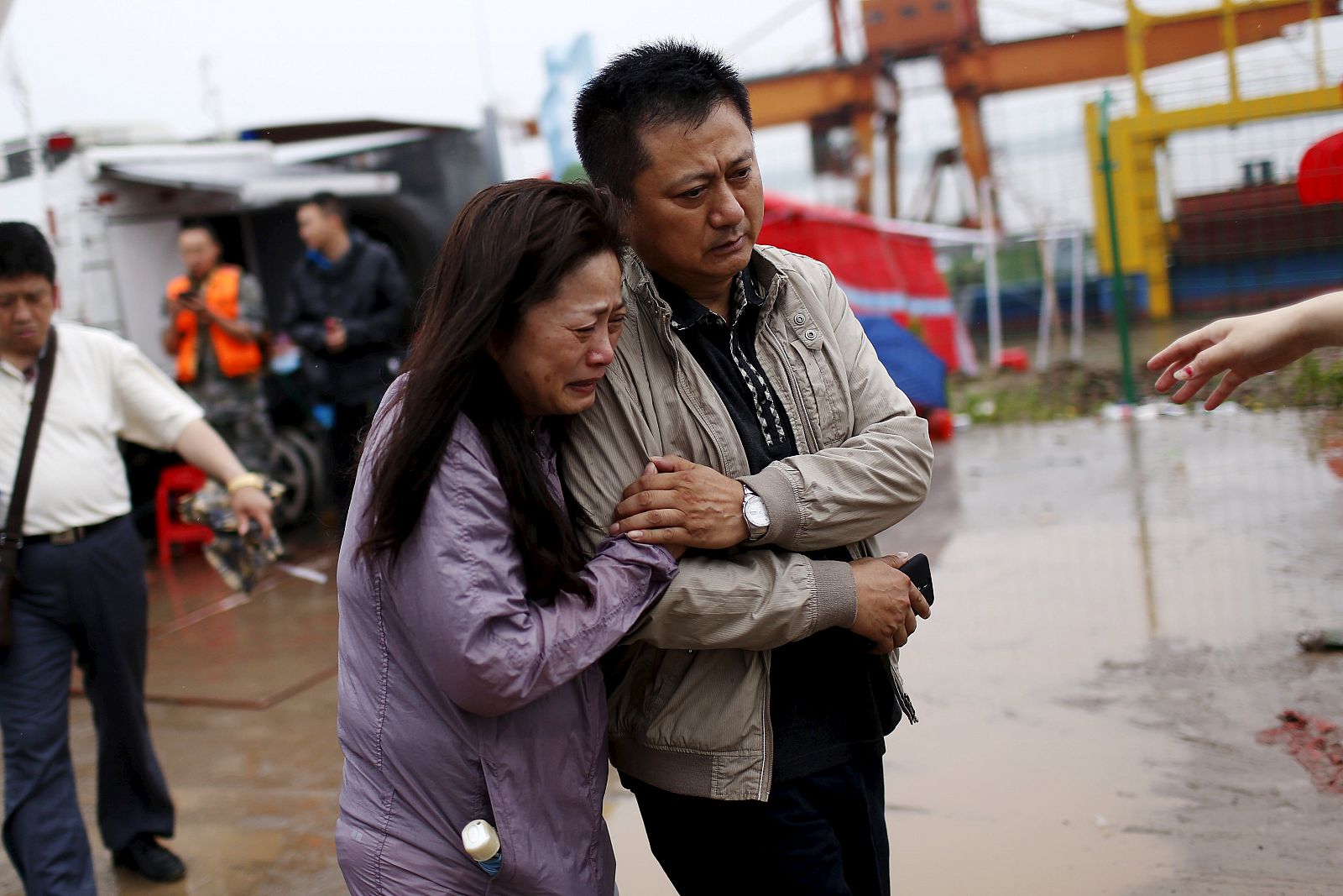 Familiares de uno de los pasajeros del barco naufragado en una de las orillas del río Yangtsé