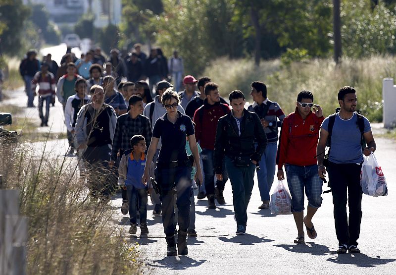 Syrian refugees head to a shelter in Kos island