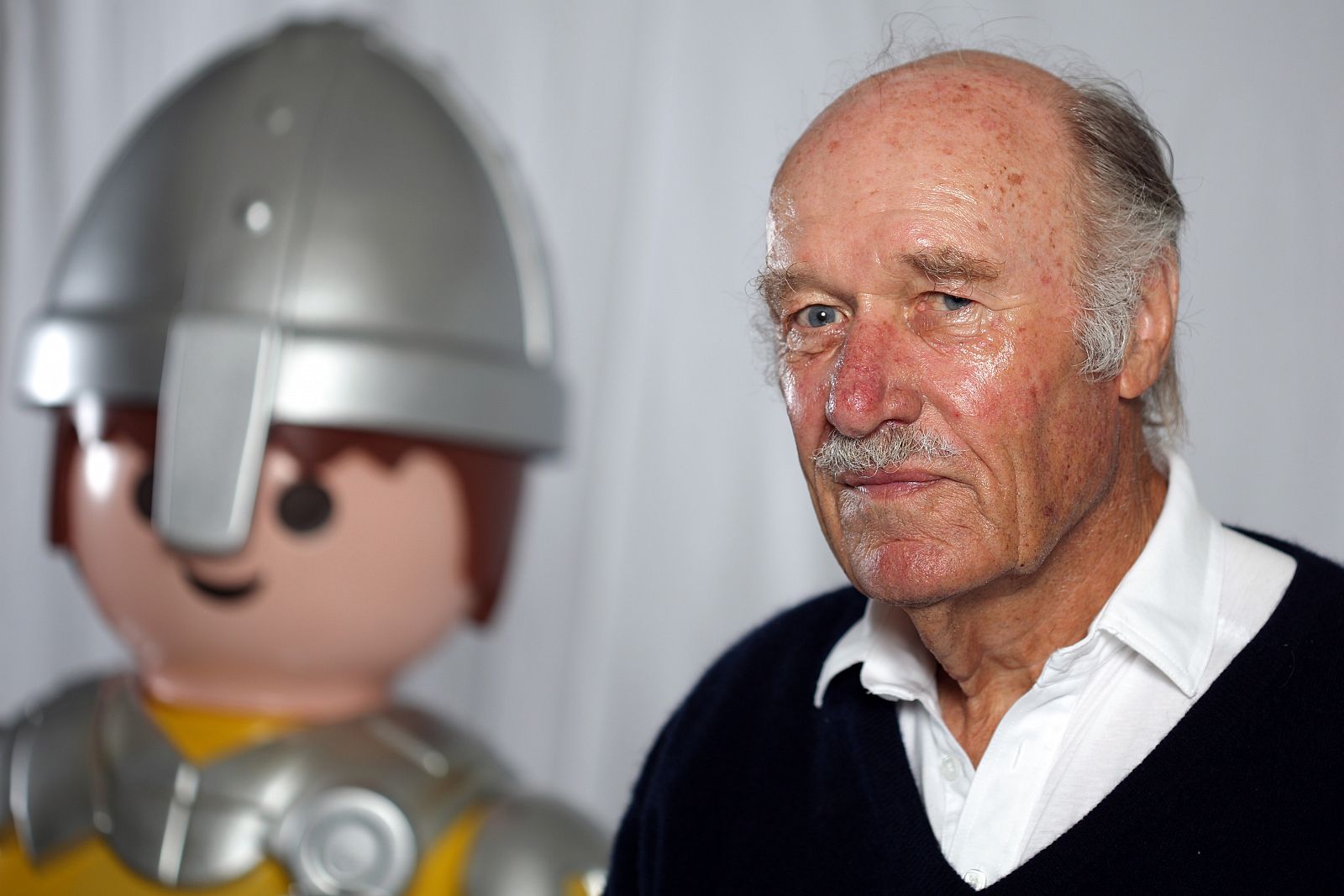 Horst Brandstaetter junto a uno de los famosos "clicks" de Playmobil.