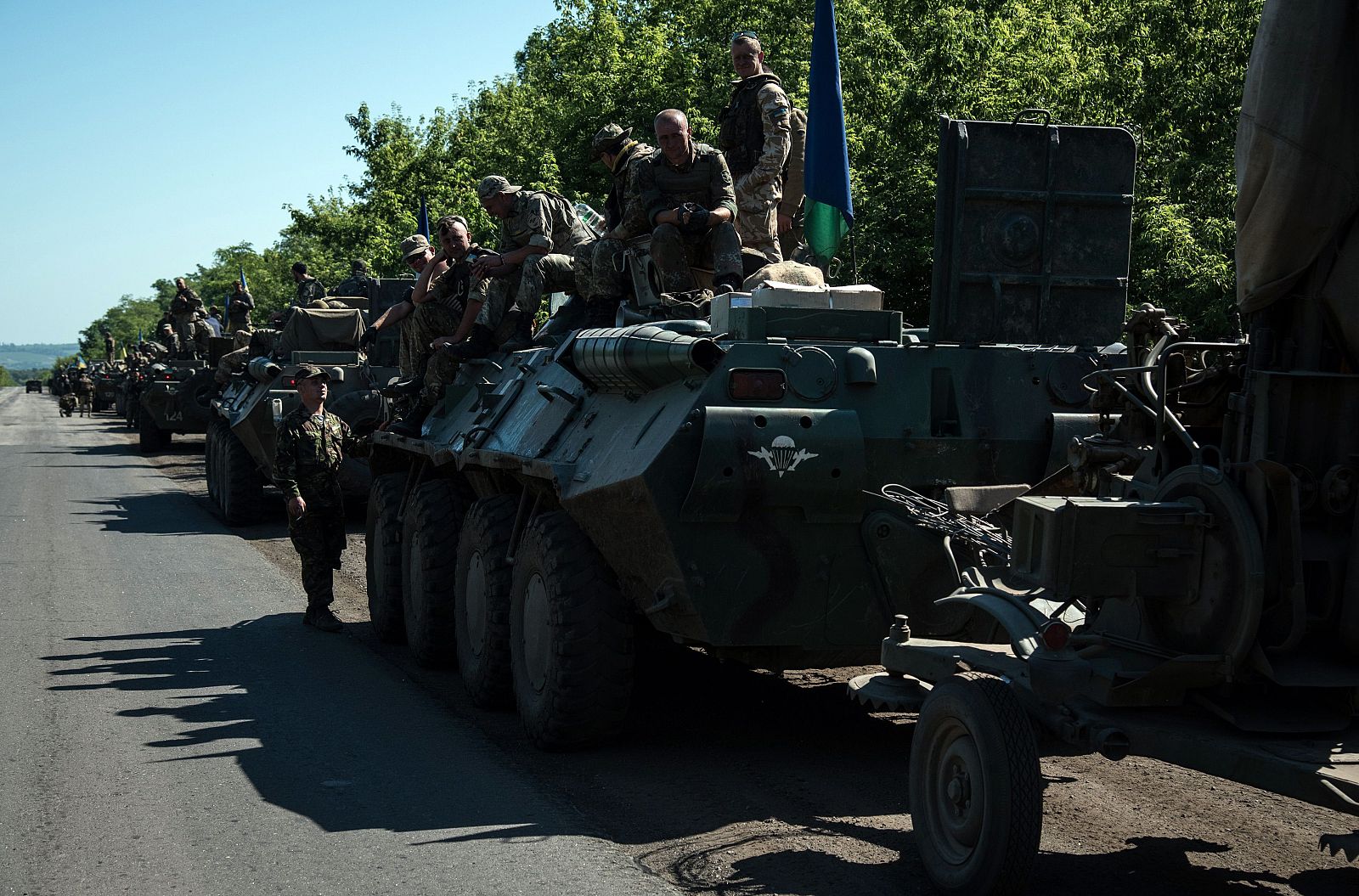 Columna de tanques del Ejército ucraniano, este lunes en la región de Donestk.