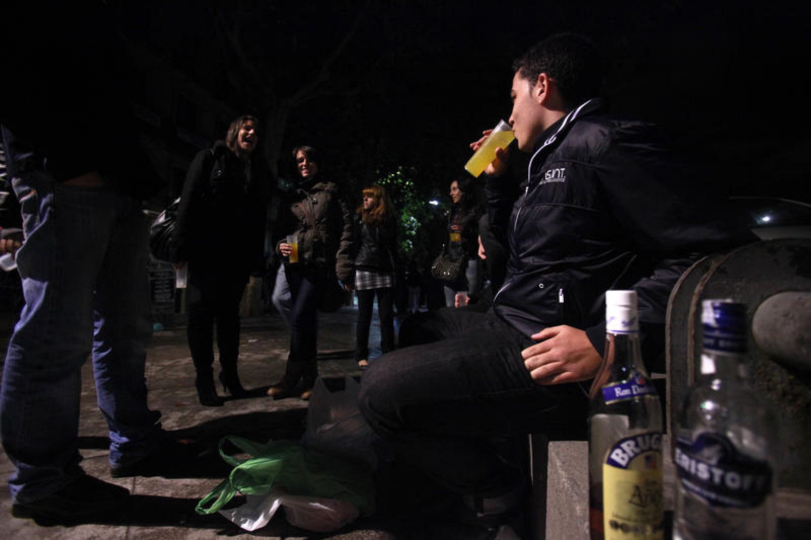 Jóvenes que consumían alcohol en las calles de Madrid en 2010.