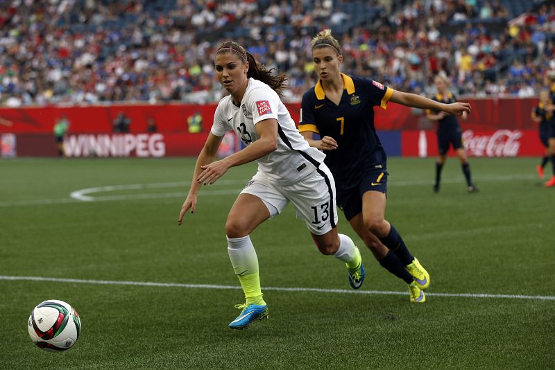 La estadounidense Alex Morgan conduce el balón ante la defensa australiana Steph Catley.