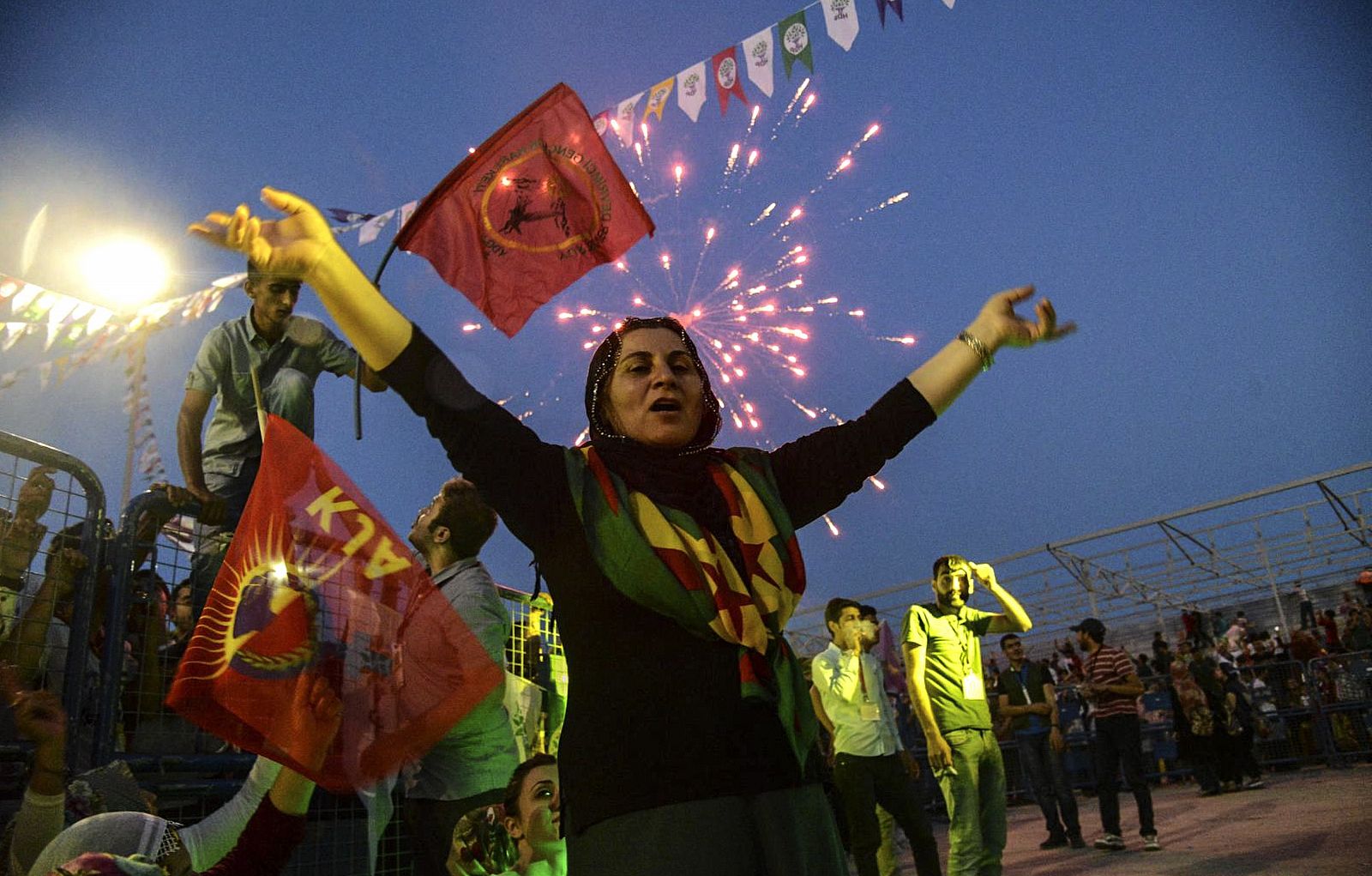 Una seguidora del prokurdo HDP celebra los resultados de las elecciones del pasado domingo