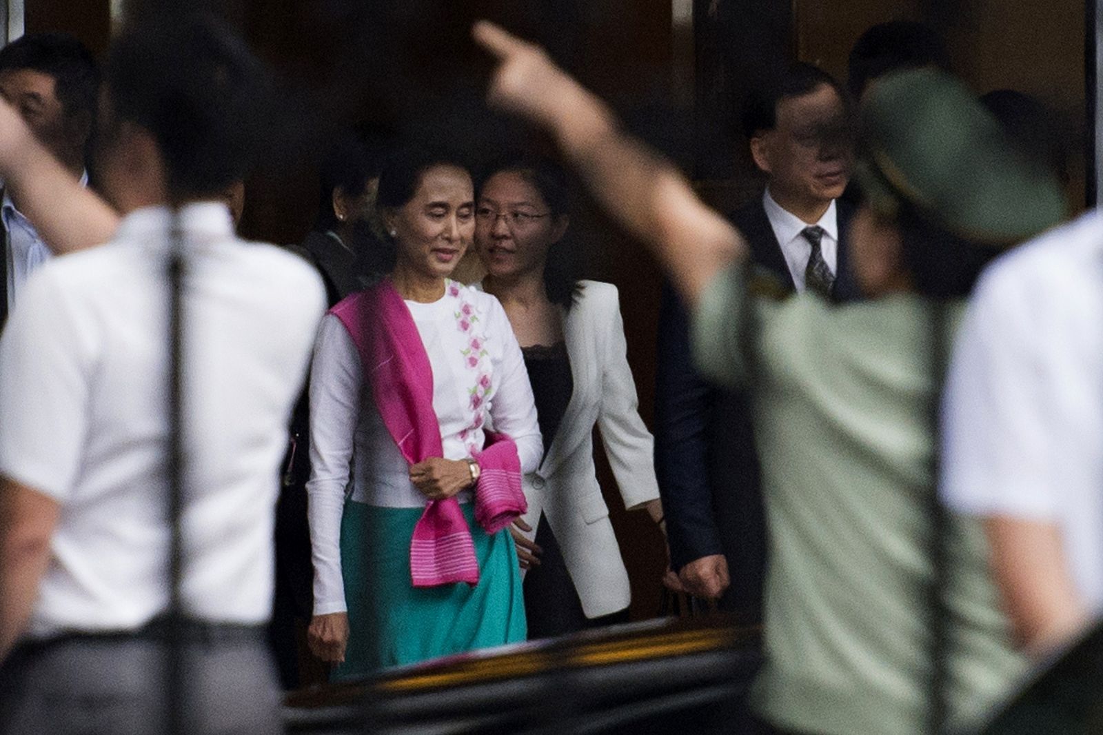 La líder opositora birmana a su llegada al aeropuerto de Pekín