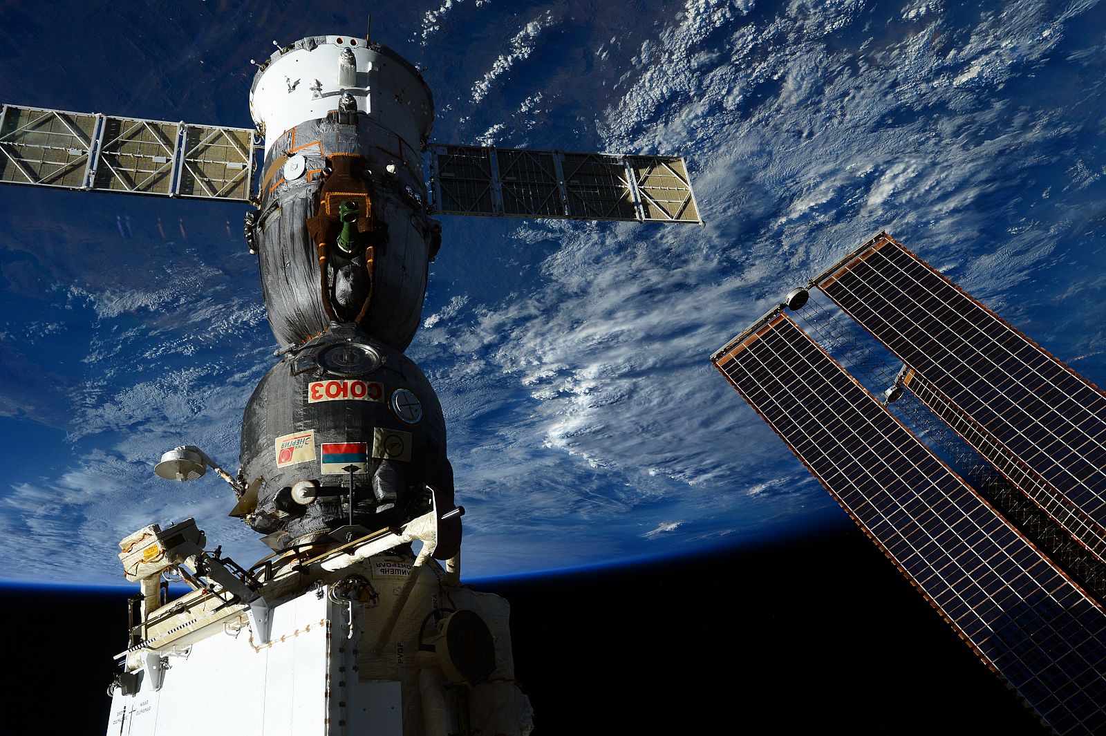 La cápsula Soyuz TMA-15M junto a la Estación Espacial Internacional.