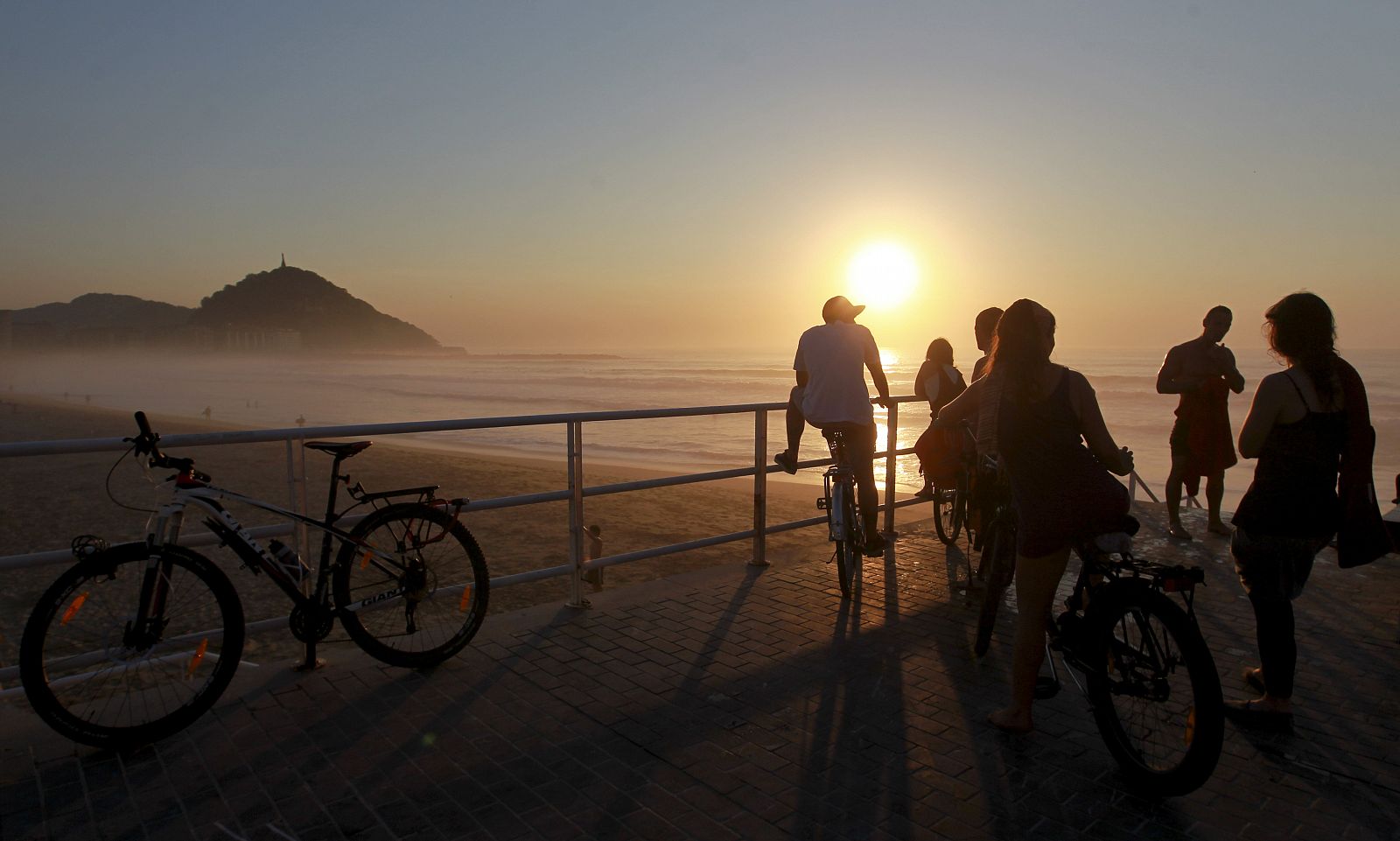 Atardecer en la playa de la Zurriola de San Sebastián