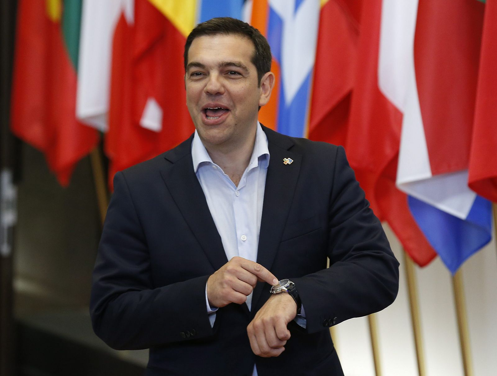 El primer ministro de Grecia, Alexis Tsipras, sale al final del primer día de la cumbre de jefes de Estado y de Gobierno de la Unión Europea (UE) y la Comunidad de Estados Latinoamericanos y Caribeños (Celac) en Bruselas (Bélgica).