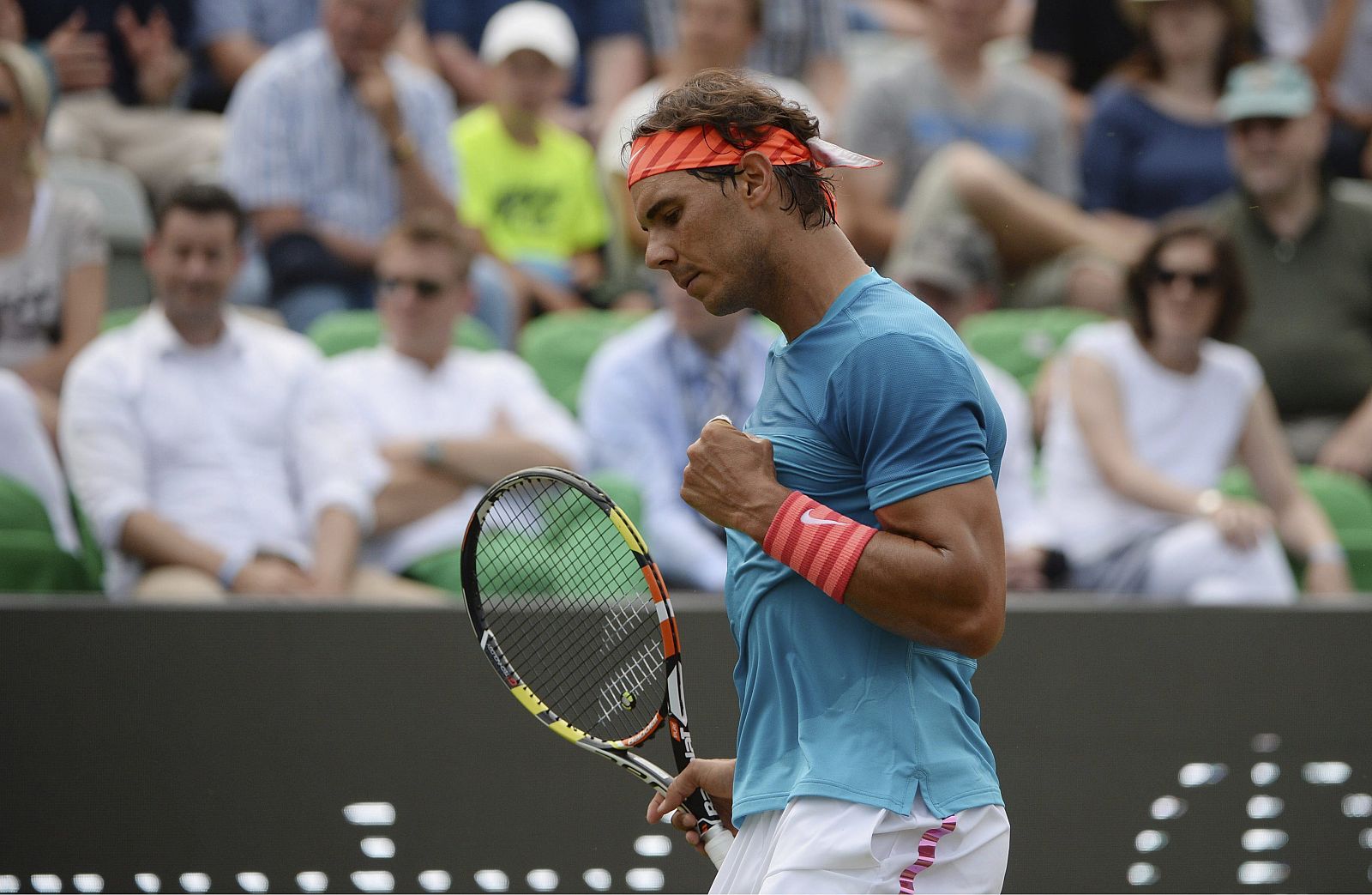 El tenista español Rafael Nadal celebra su pase a las semis de Stuttgart.