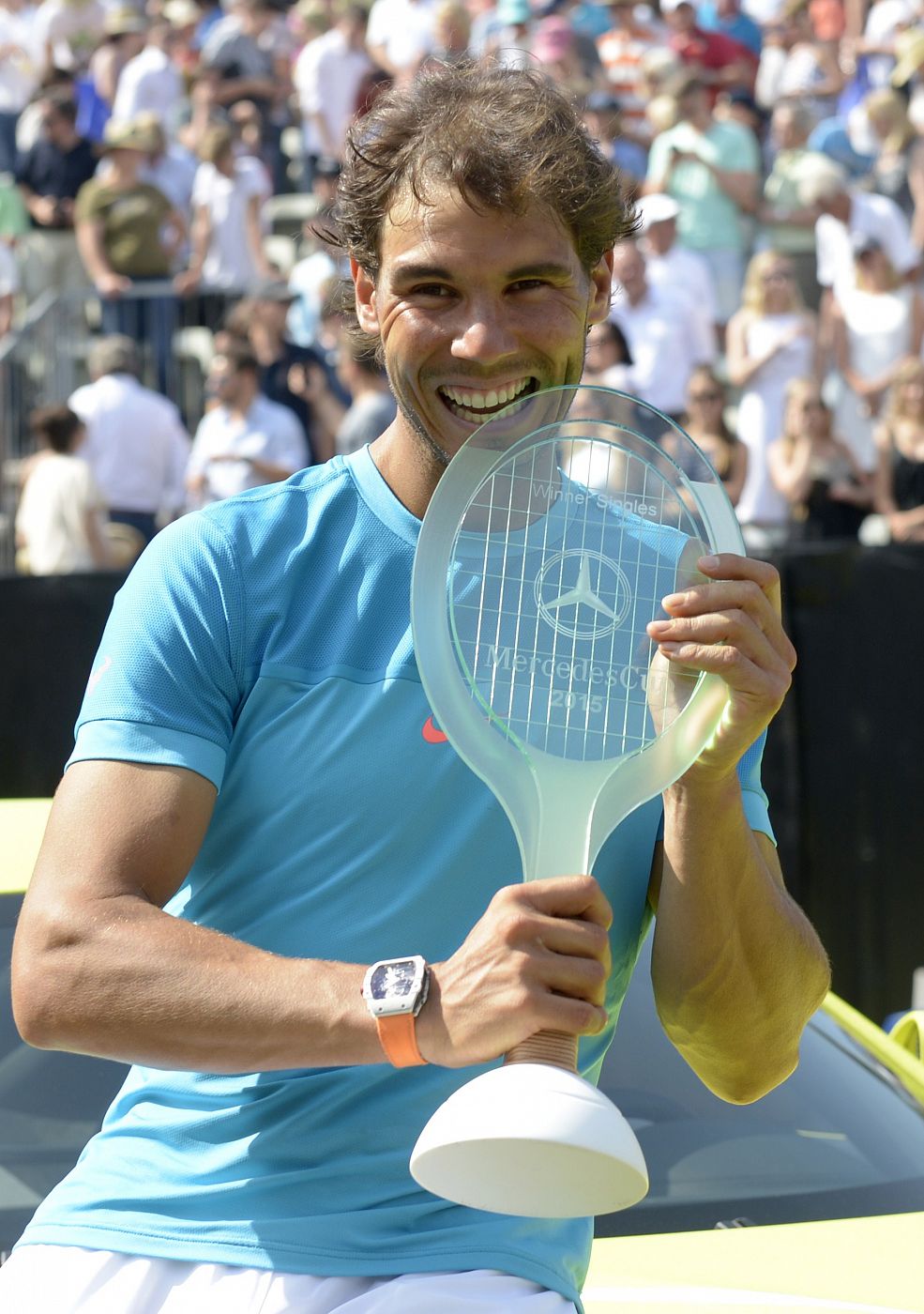 El español Rafa Nadal muerde el trofeo del torneo de Stuttgart.