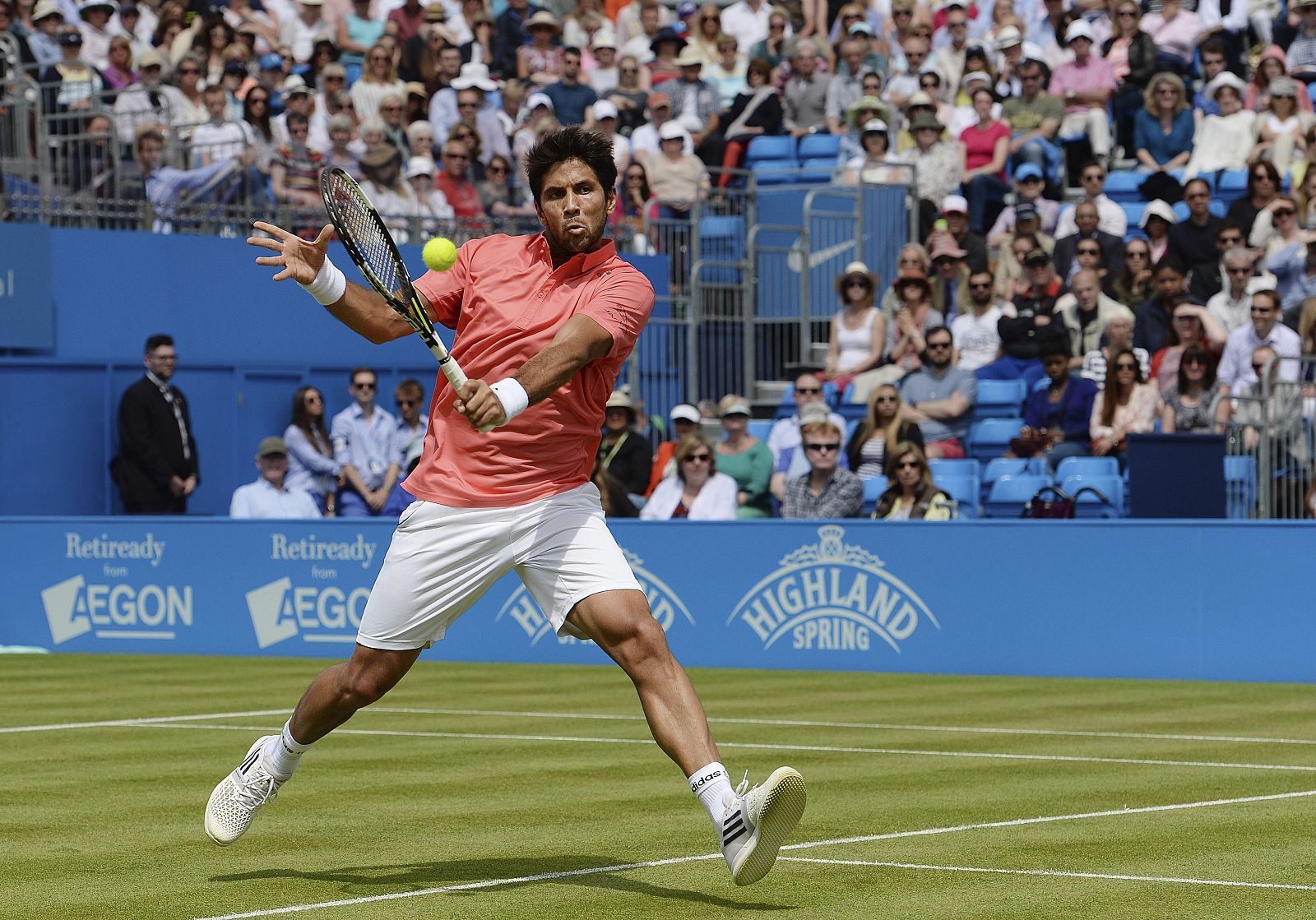 El tenista español Fernando Verdasco devuelve la pelota a su compatriota Roberto Bautista.