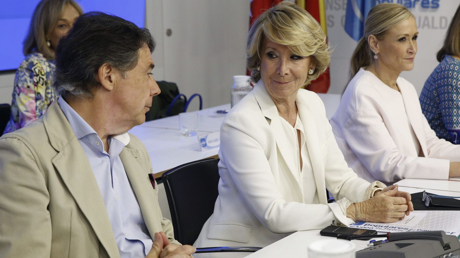 La presidenta del PP de Madrid, Esperanza Aguirre, junto al presidente en funciones de la Comunidad de Madrid, Ignacio González, y la candidata a la Comunidad, Cristina Cifuentes, durante la reunión del Comité Ejecutivo Regional