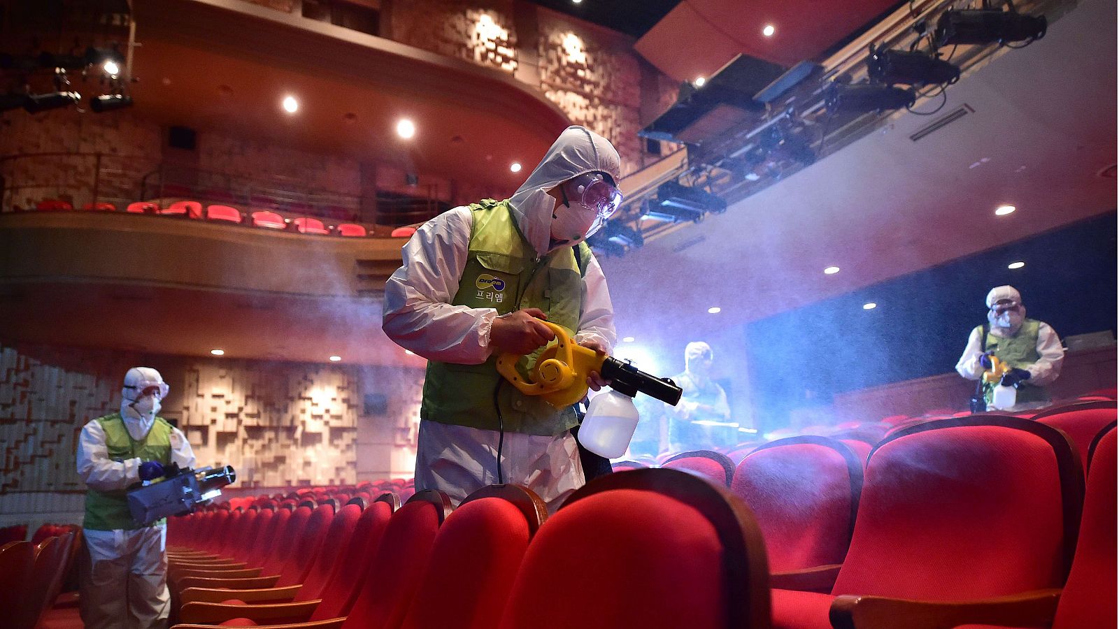 Trabajadores surcoreanos fumigan un teatro en Seúl como medida para evitar la expansión del MERS en Corea del Sur, donde ya ha causado 20 muertes.