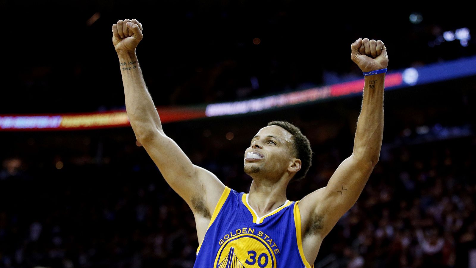 El jugador de los Golden State Warriors, Stephen Curry, celebra la cuarta victoria ante los Cleveland Cavaliers que les proclama campeones de la NBA.