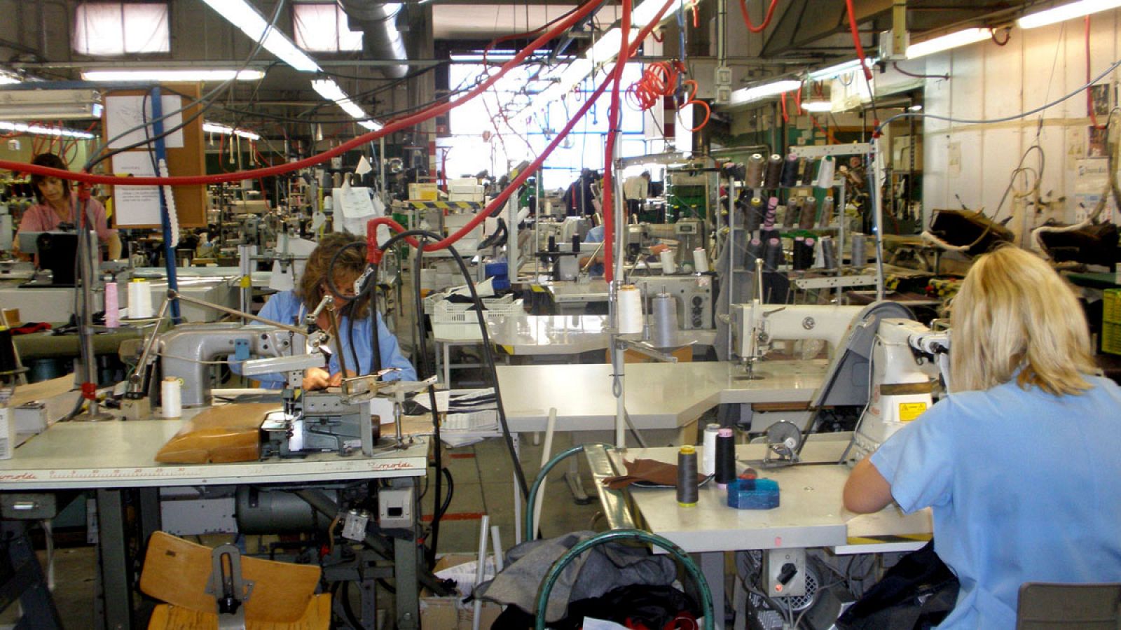 Varias trabajadoras en una fábrica textil de Zaragoza