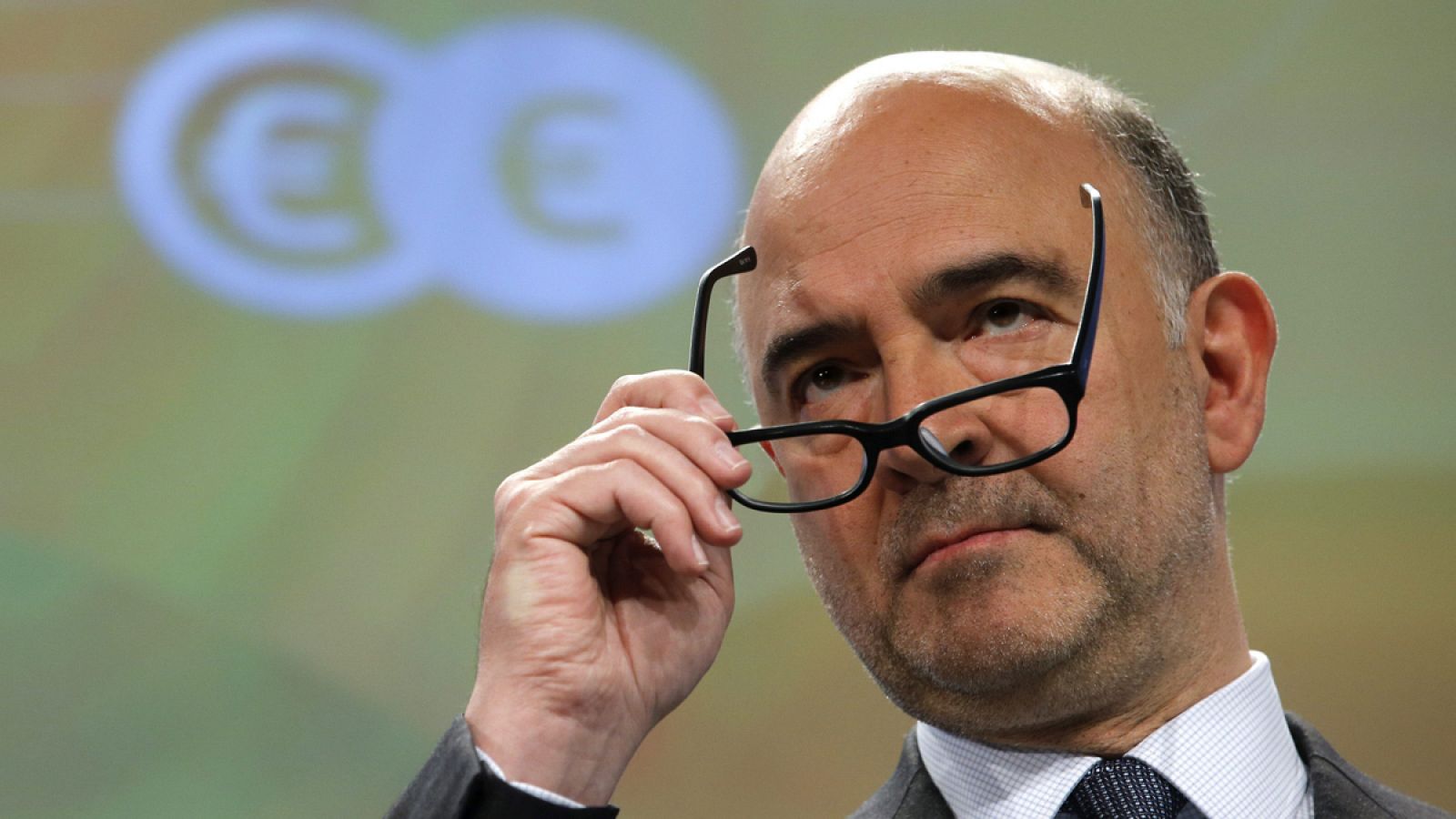 El comisario europeo de Asuntos Económicos, Pierre Moscovici, se quita las gafas