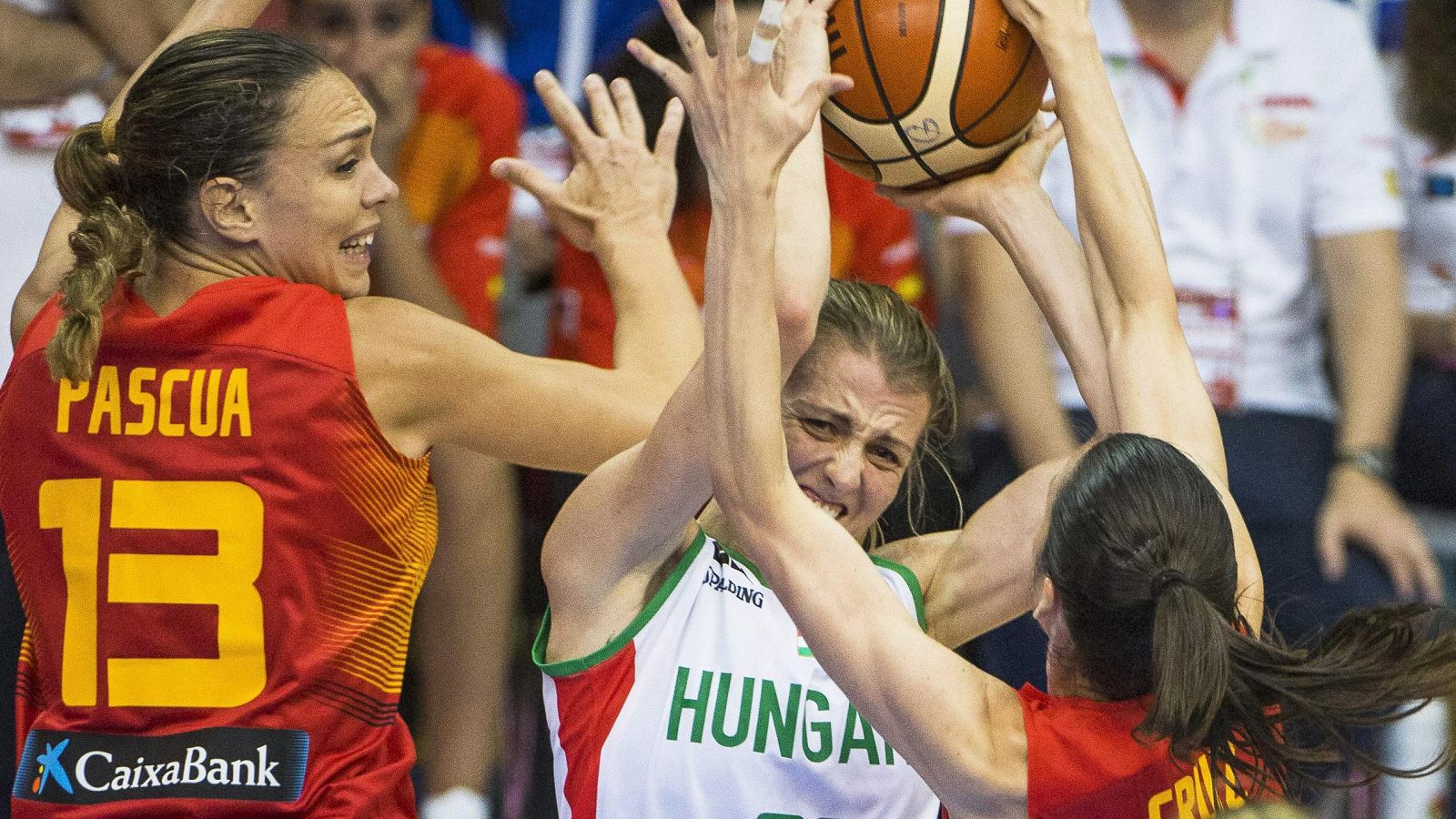 Luci Pascua y Anna Cruz, de la selección española, en el partido contra Hungría de la primera fase