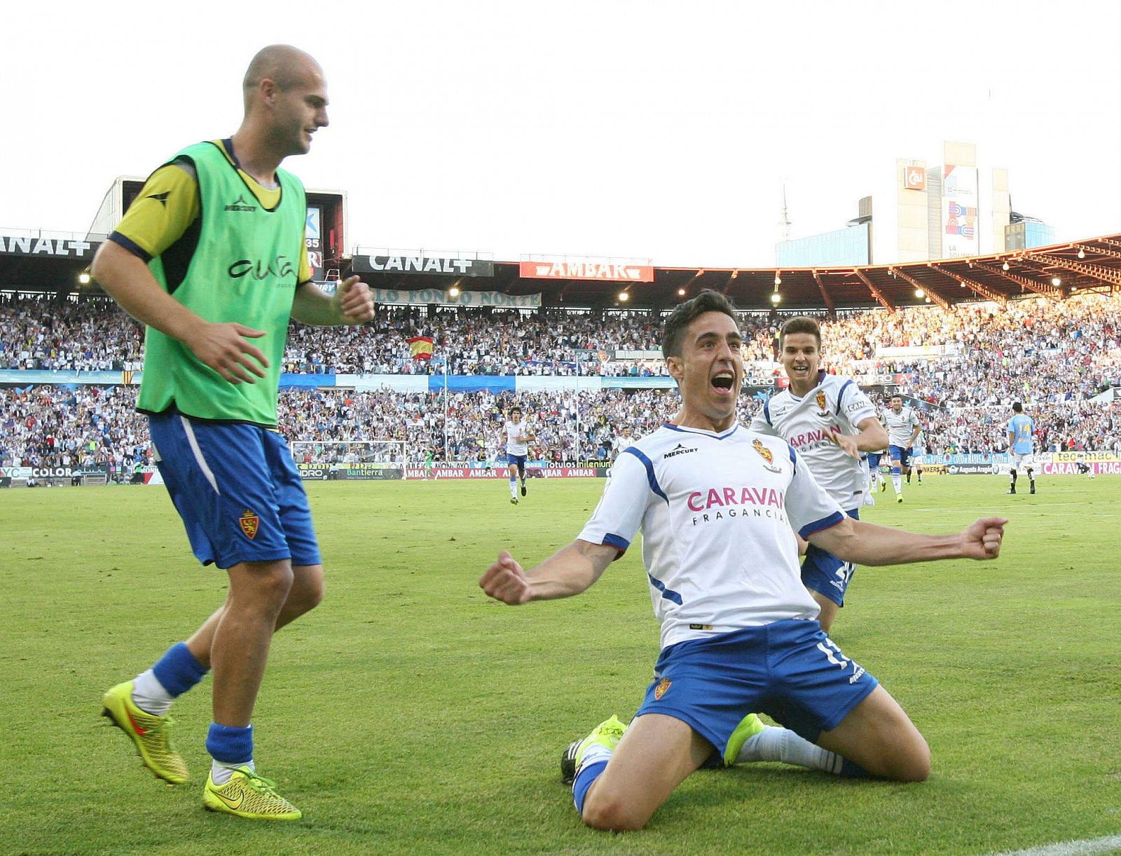 El jugador del Real Zaragoza, Pedro, celebra el gol marcado ante el UD Las Palmas.