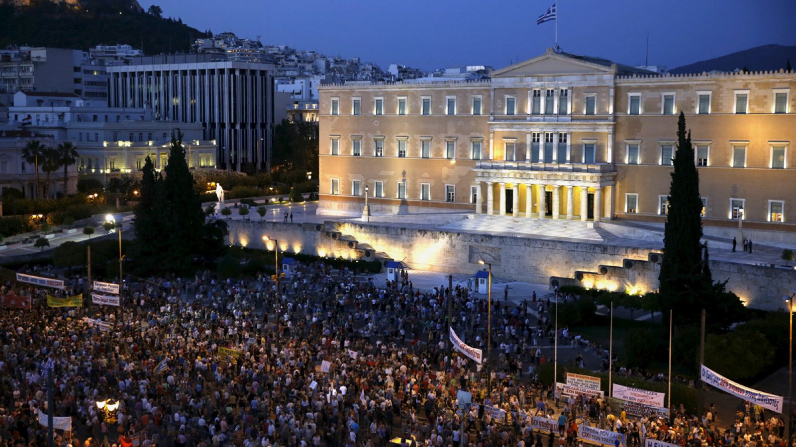 Vista aérea de la plaza Sintagma, en Atenas, donde miles de griegos se han manifestado en apoyo al Gobierno de Alexis Tsipras por las negociaciones del país con sus acreedores para refinanciar la deuda.