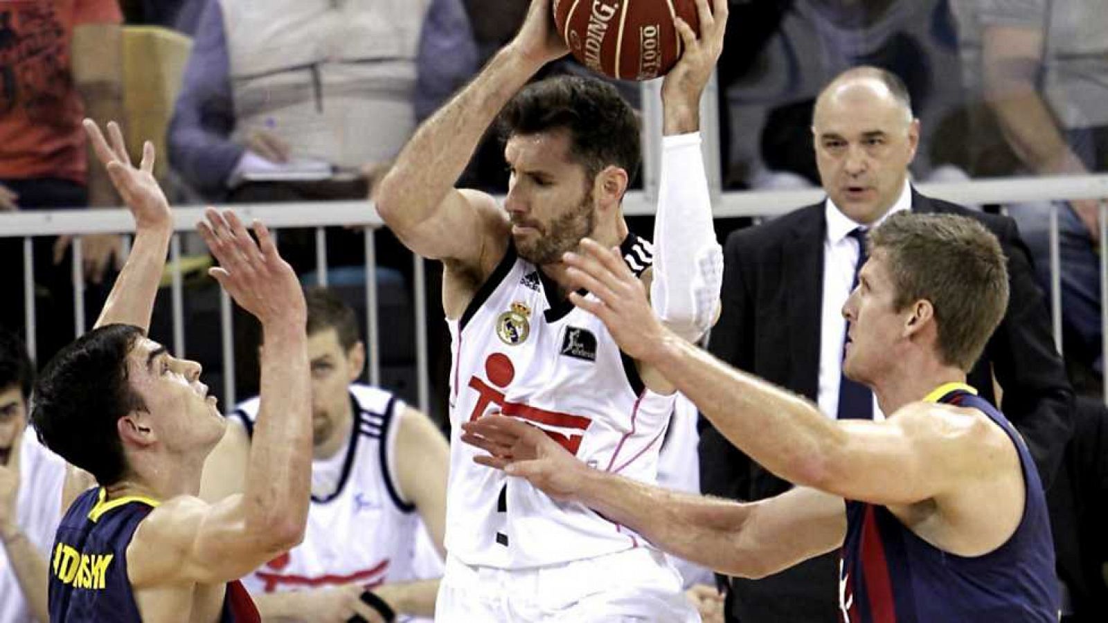 Rudy Fernandez, ante dos rivales del Barça, durante la final de Copa del Rey 2015.