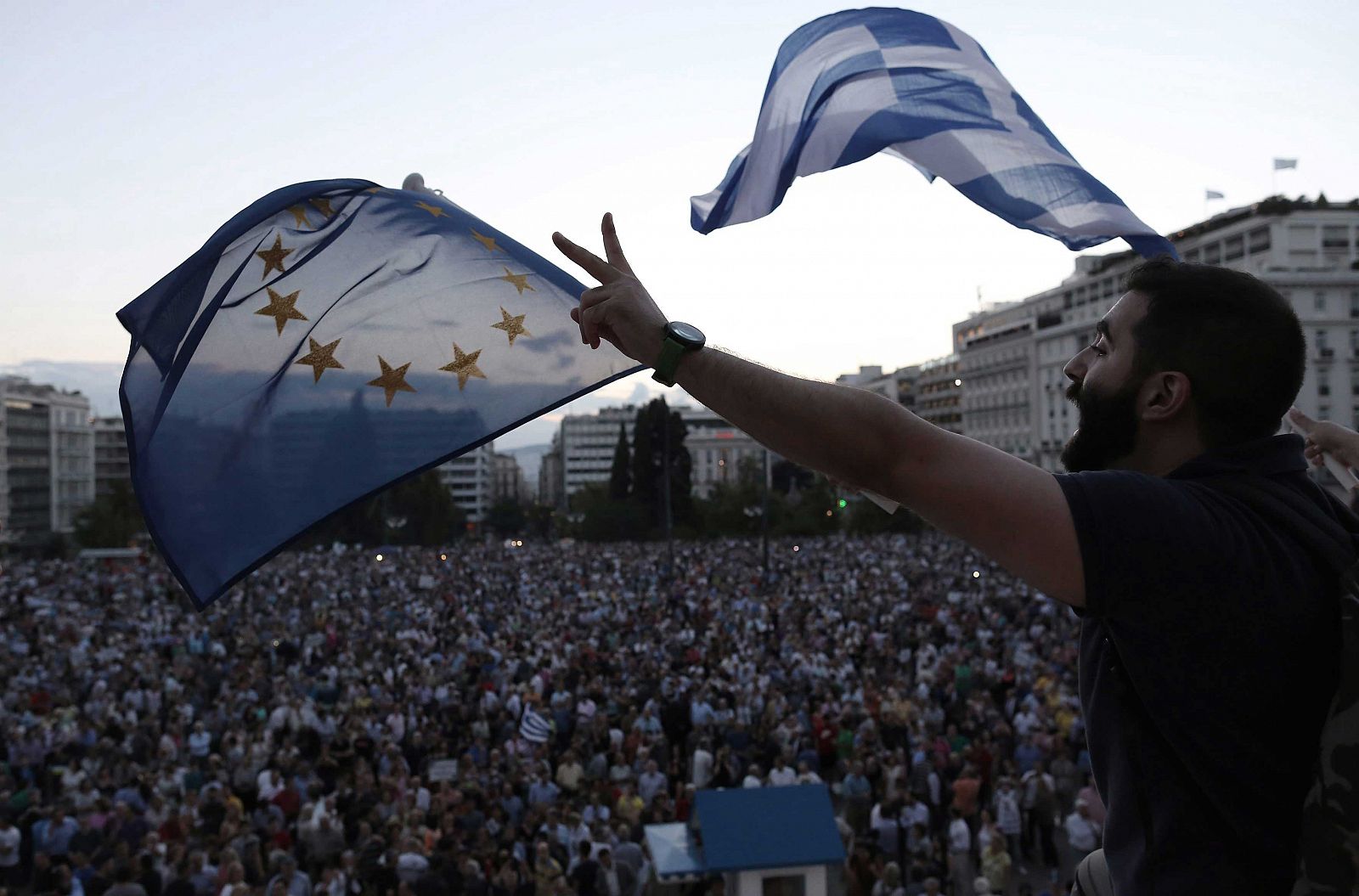 Miles de personas se manifiestan ante el Parlamento griego para exigir al Gobierno un acuerdo con los acreedores y la permanencia en la zona euro.