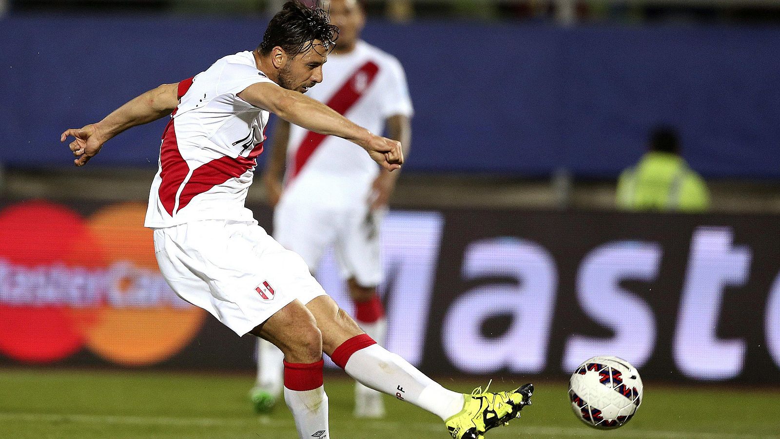 El delantero peruano Claudio Pizarro dispara a puerta para conseguir el gol del equipo contra Venezuela.