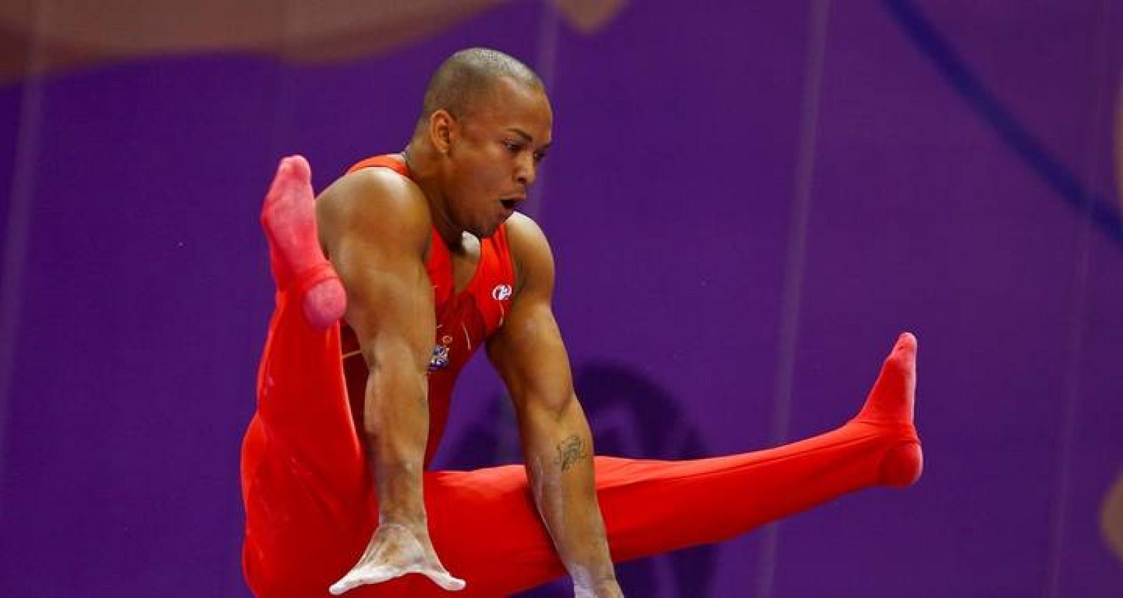 El español Rayderley Zapata se ha impuesto, con una nota de 15.333 puntos, en la final de suelo de gimnasia artística