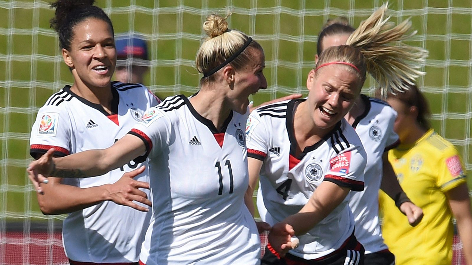 Anja Mittag celebra con Celia Sasic, a la izquierda, y Leonie Maier, el primer gol de Alemania contra Suecia.