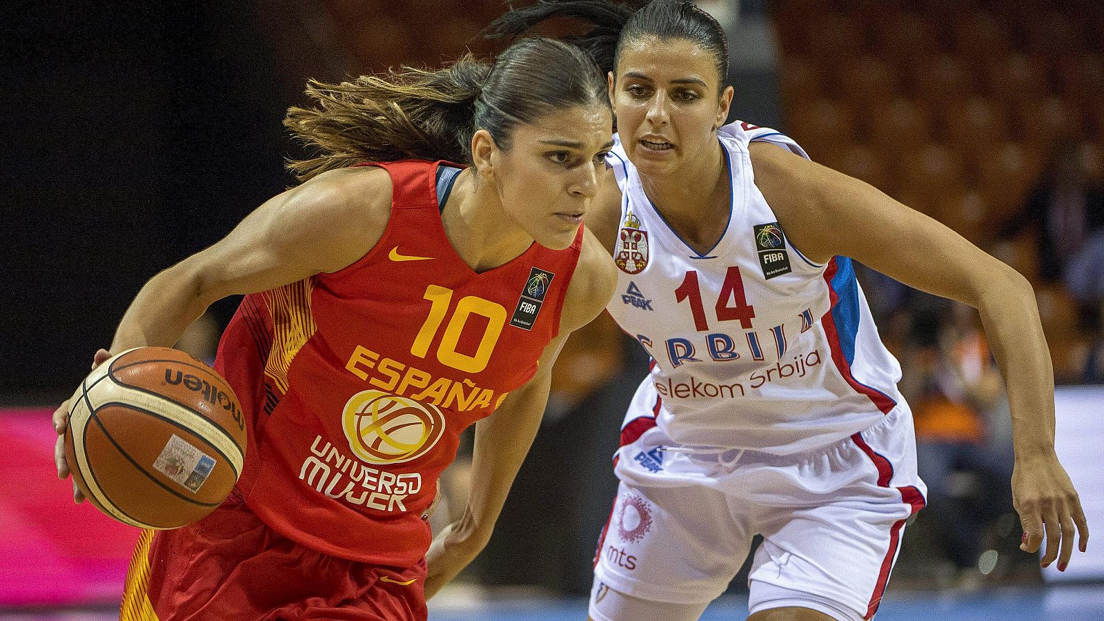 Marta Xargay conduce el juego ante la defensa de Dabovic, en el partido de España contra Serbia.