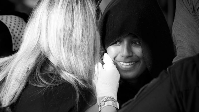 Una caricia y una sonrisa. Recibir trato humano ilumina la cara de los recién llegados.