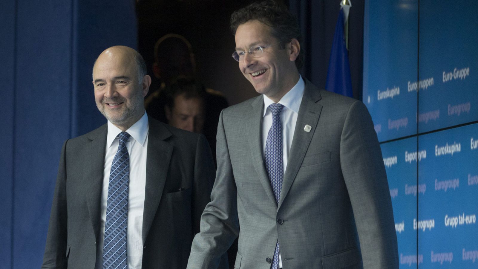 El comisario europeo de Economía y Asuntos Financieros, Pierre Moscovici, junto al presidente del Eurogrupo, Jeroen Dijsselbloem, tras finalizar la reunión del Eurogrupo