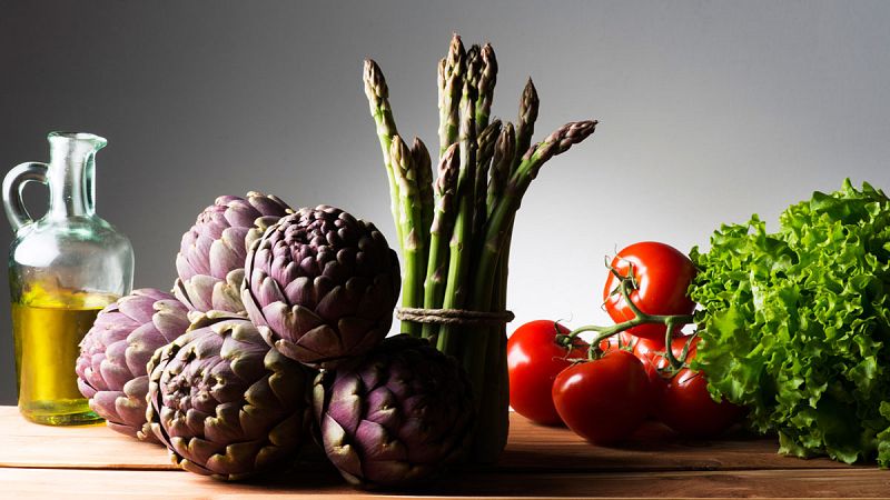 Aceite de oliva con verduras frescas.