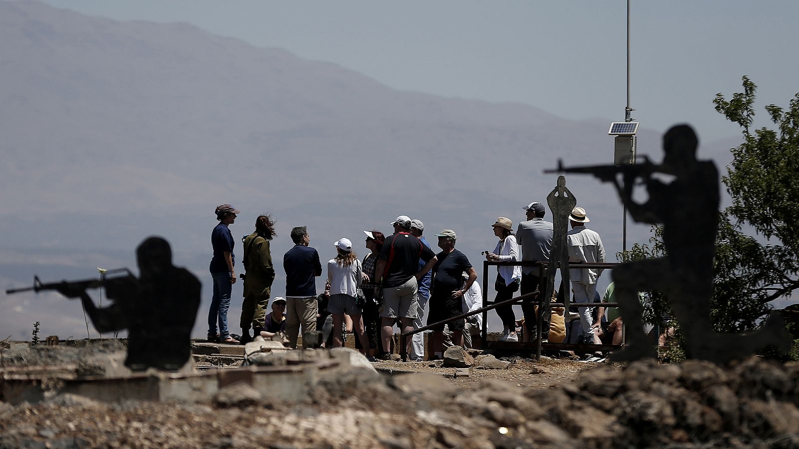 Soldados israelíes hacen guardia en el Monte Bental en los Altos del Golán, frontera de Israel con Siria. AFP PHOTO / THOMAS COEX