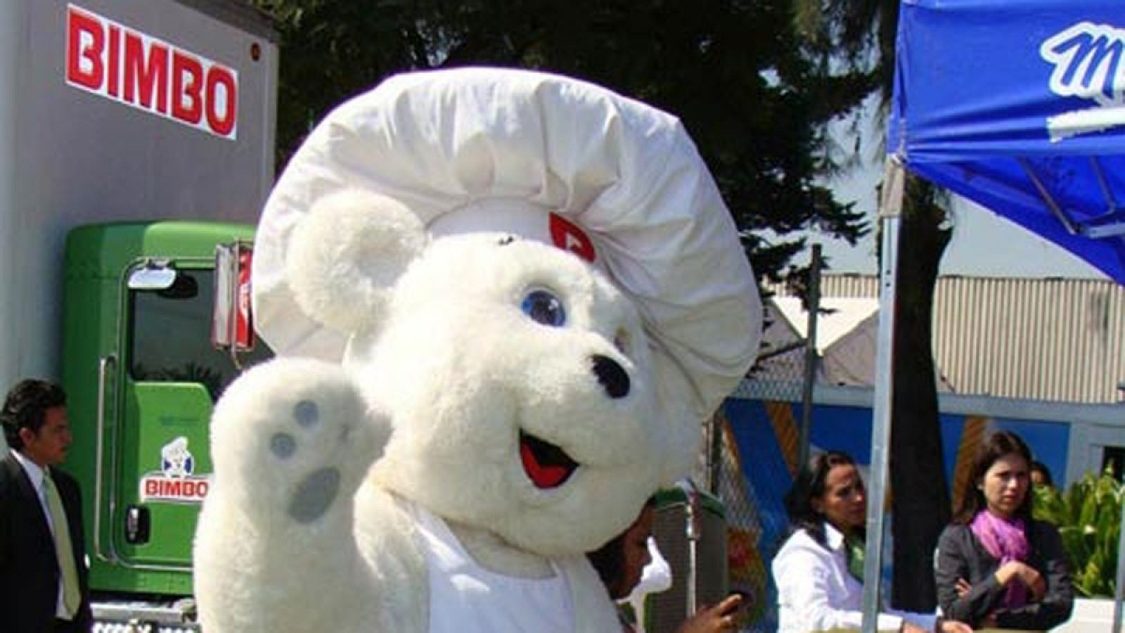 El oso blanco, mascota de Bimbo, saluda en un evento de la compañía