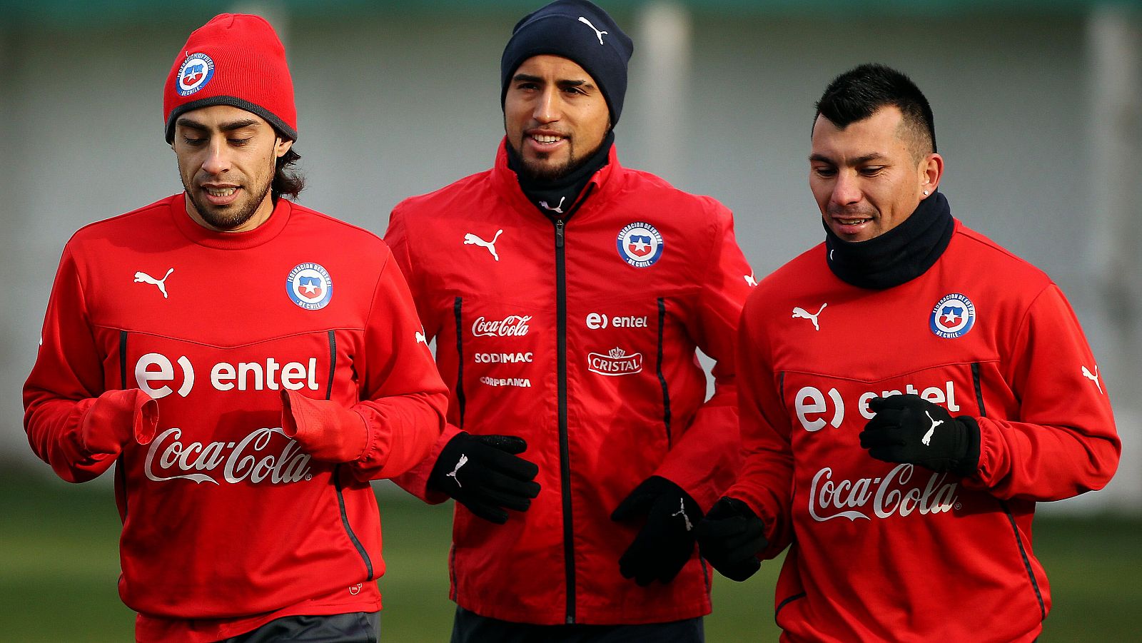 Jorge Valdivia, Arturo Vidal y Gary Medel, en un entrenamiento de la selección de Chile.