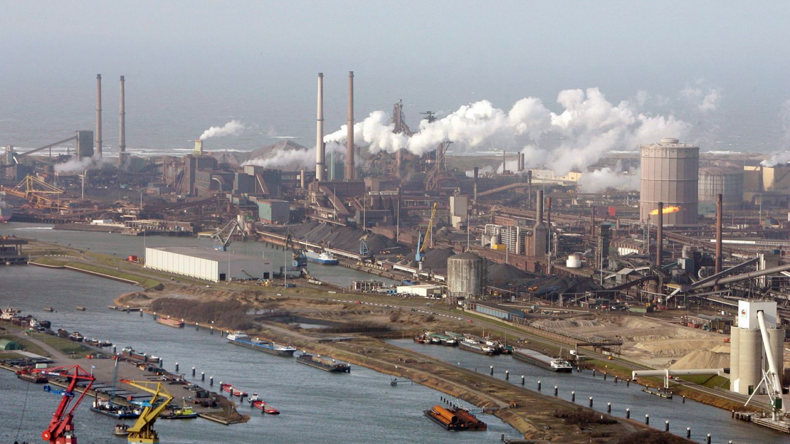 Vista aérea de un complejo siderúrgico en el canal de Ijmuiden, en Holanda.