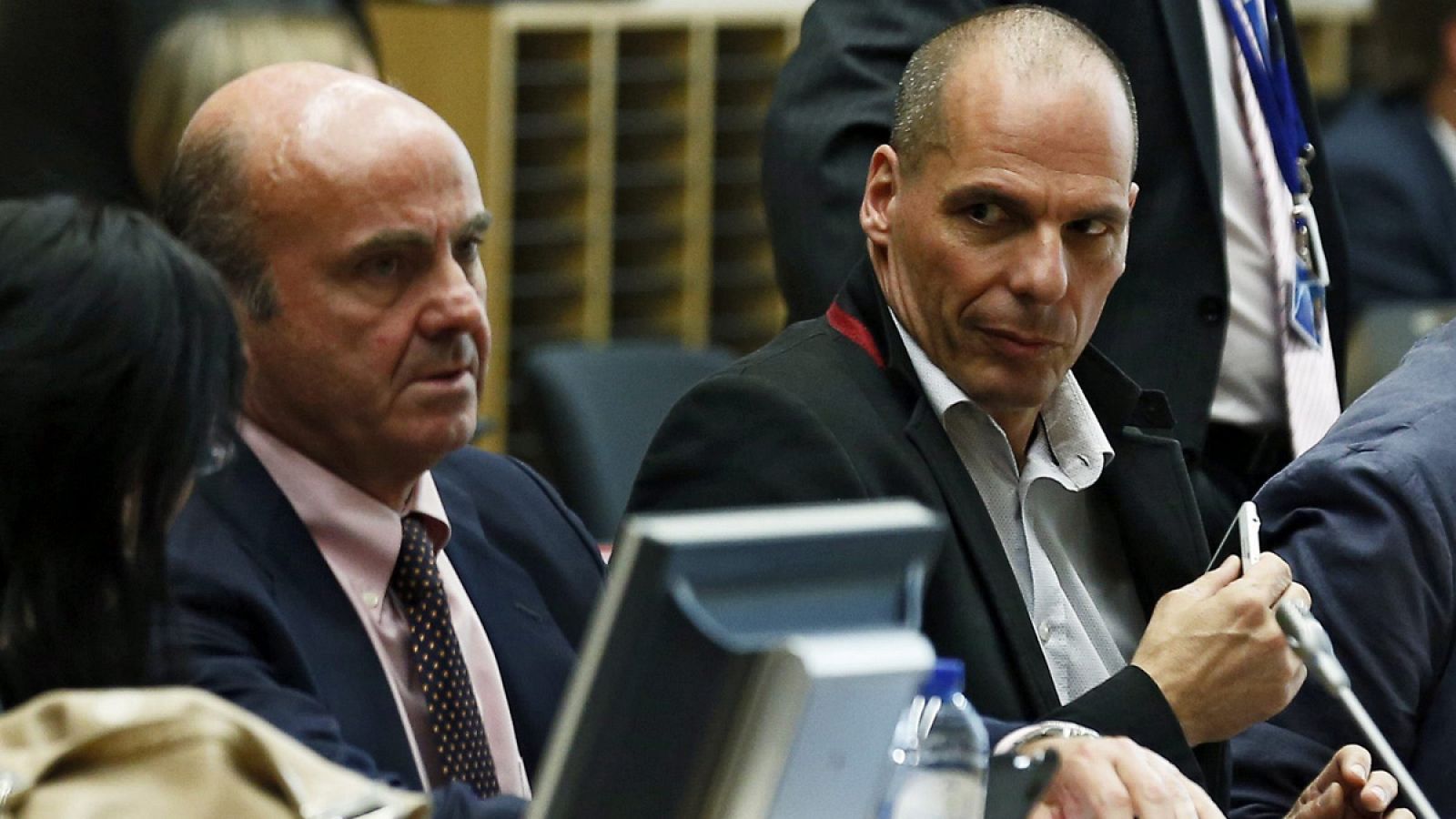 El ministro español de Economía y Competitividad, Luis de Guindos, junto a su homólogo griego, Yanis Varufakis