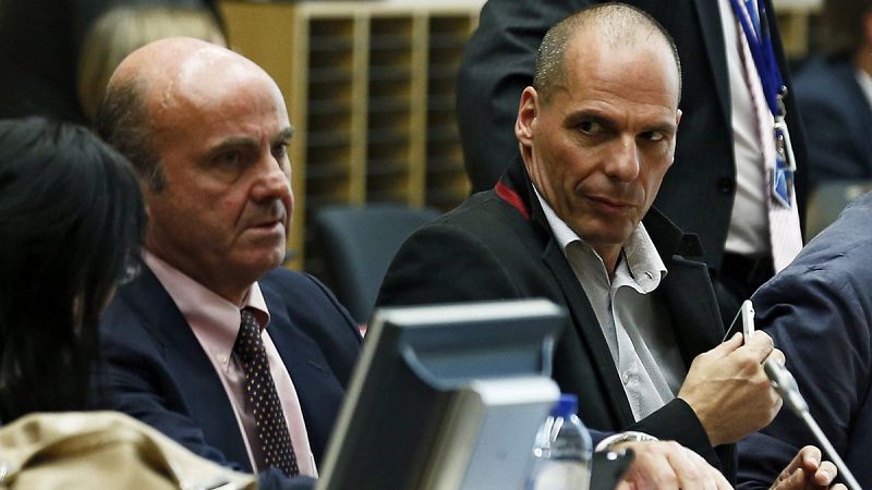 El ministro español de Economía y Competitividad, Luis de Guindos, junto a su homólogo griego, Yanis Varufakis