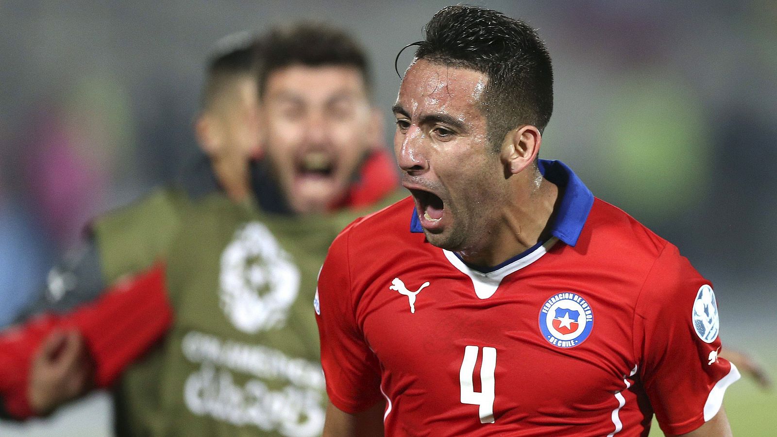 El defensa chileno Mauricio Isla celebra su gol durante el partido Chile-Uruguay, de cuartos de final de la Copa América.