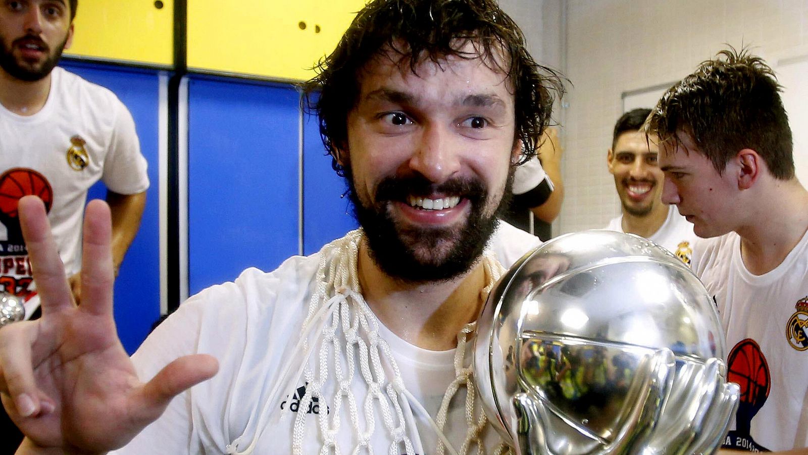 Sergio Llull celebra el triplete madridista con la copa de campeón de la Liga Endesa.