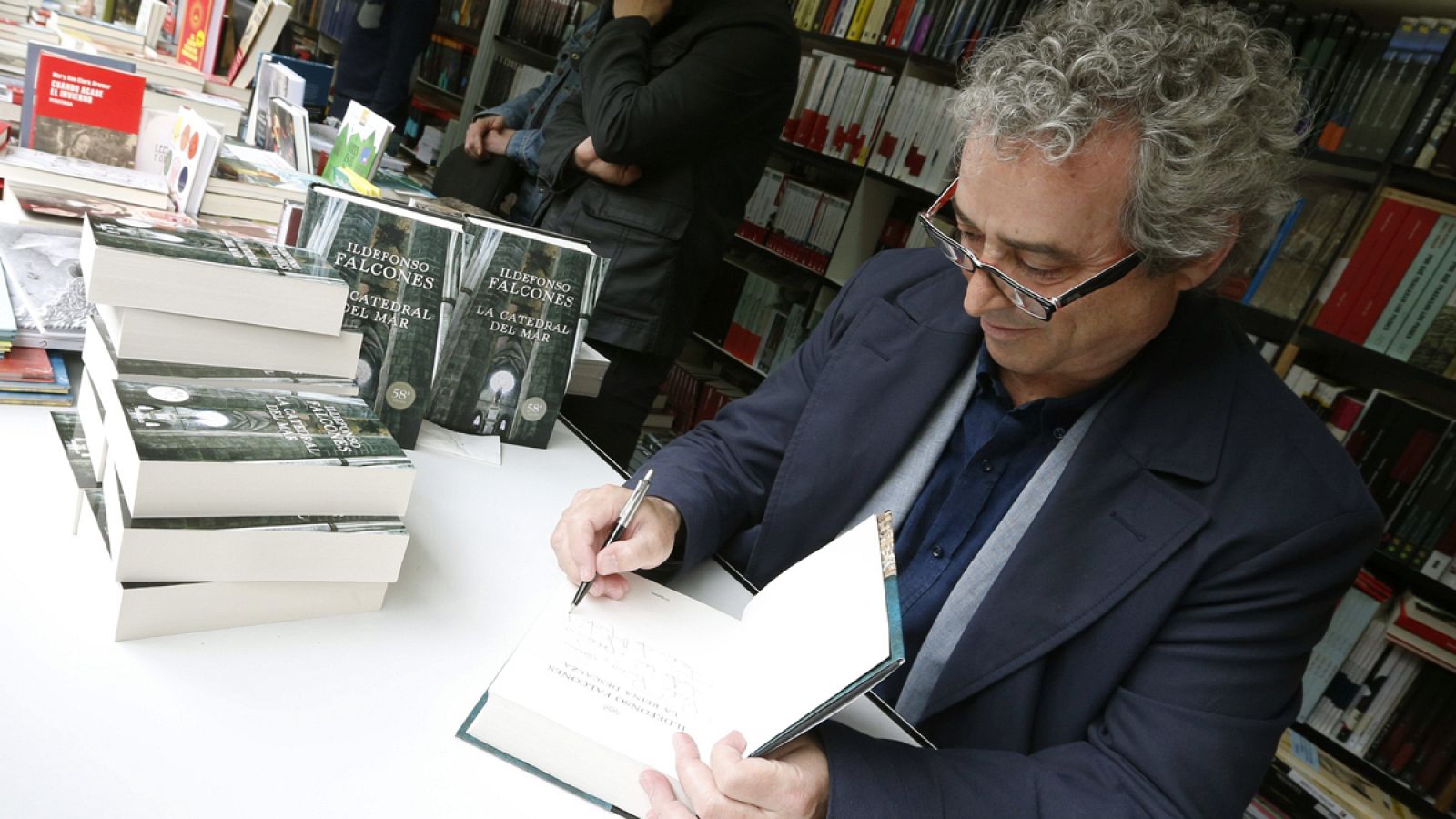 ILDEFONSO FALCONES EN LA FERIA DEL LIBRO DE MADRID