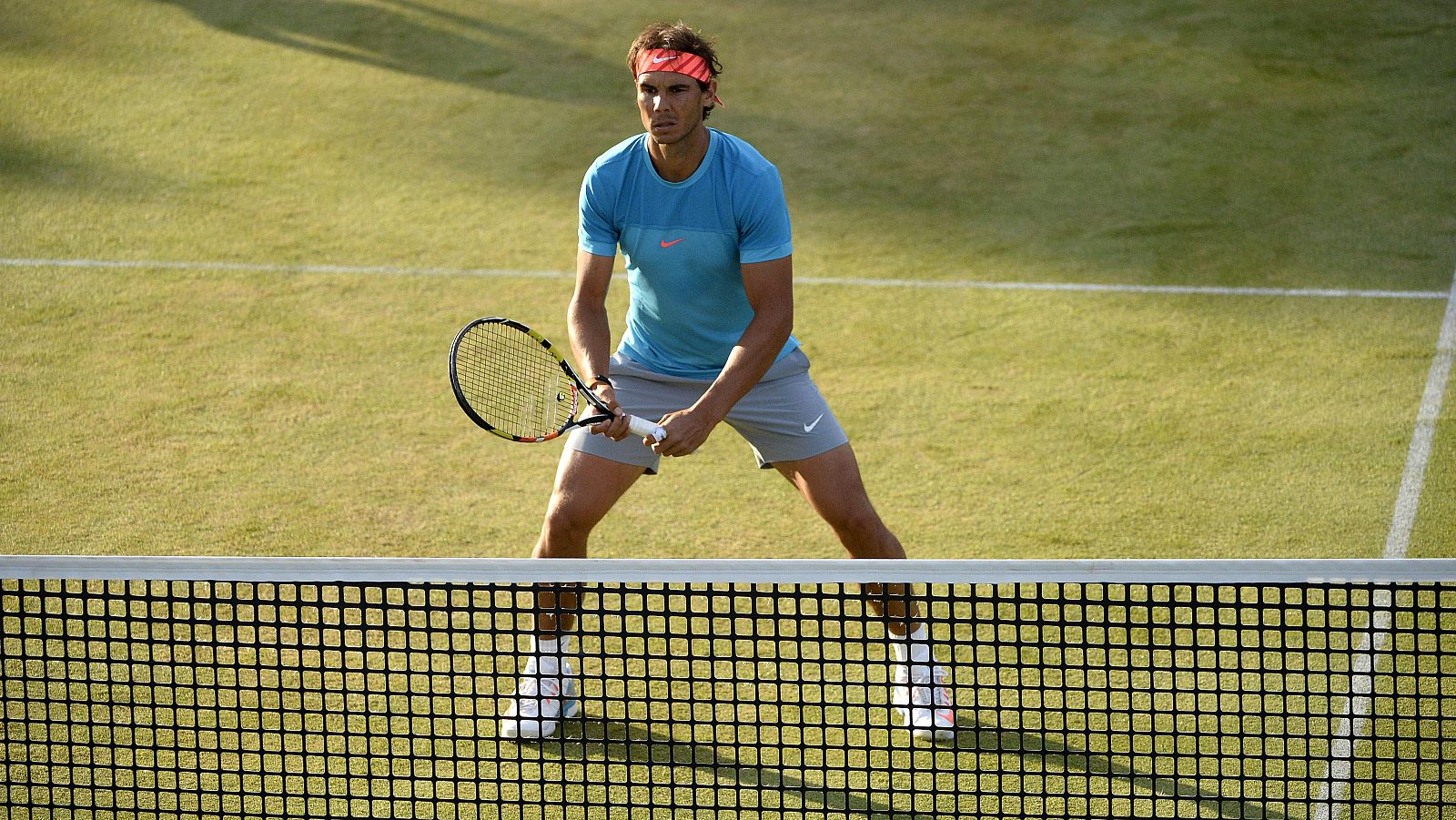 Rafa Nadal, en el reciente torneo de Queen's, sube a la red.