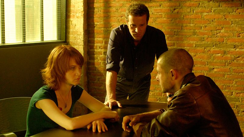 Chloé Saint-Laurent CON EL policía Matthieu Pérac en un interrogatorio