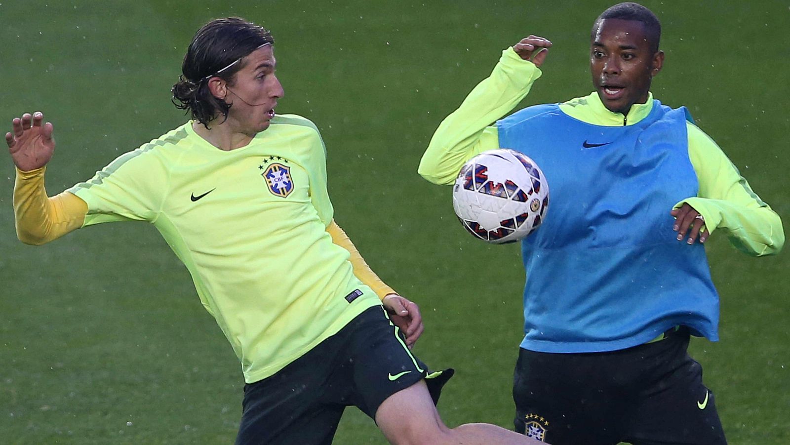 Los brasileños Filipe Luis (izq.) y Robinho (dcha.), en un entrenamiento de su selección para la Copa América / EFE