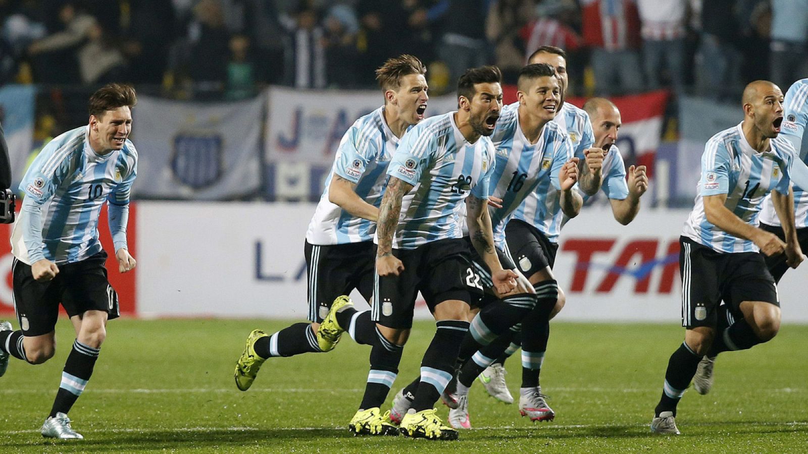 Los jugadores argentinos celebran el gol de Carlos Tévez que dio la victoria al combinado albiceleste en la tanda de penaltis ante Colombia.