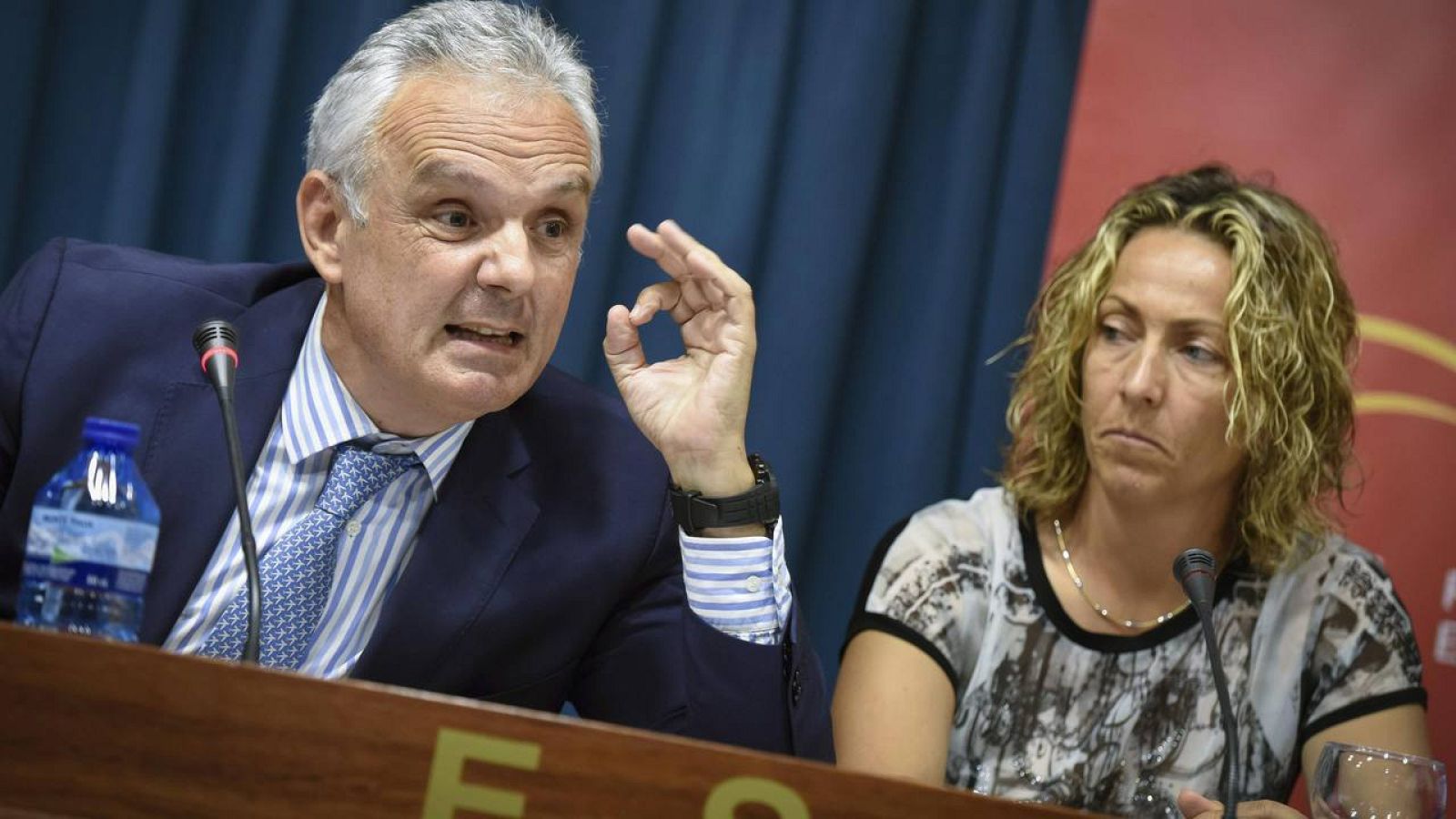 El suspendido presidente de la RFET, José Luis Escañuela, junto a la capitana del equipo de Davis, Gala León / EFE