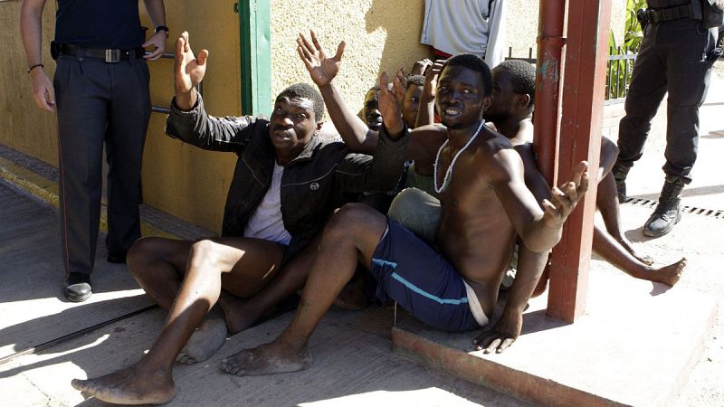 Inmigrantes, a las puertas del Centro de Estancia Temporal de Inmigrantes (CETI) de Melilla.