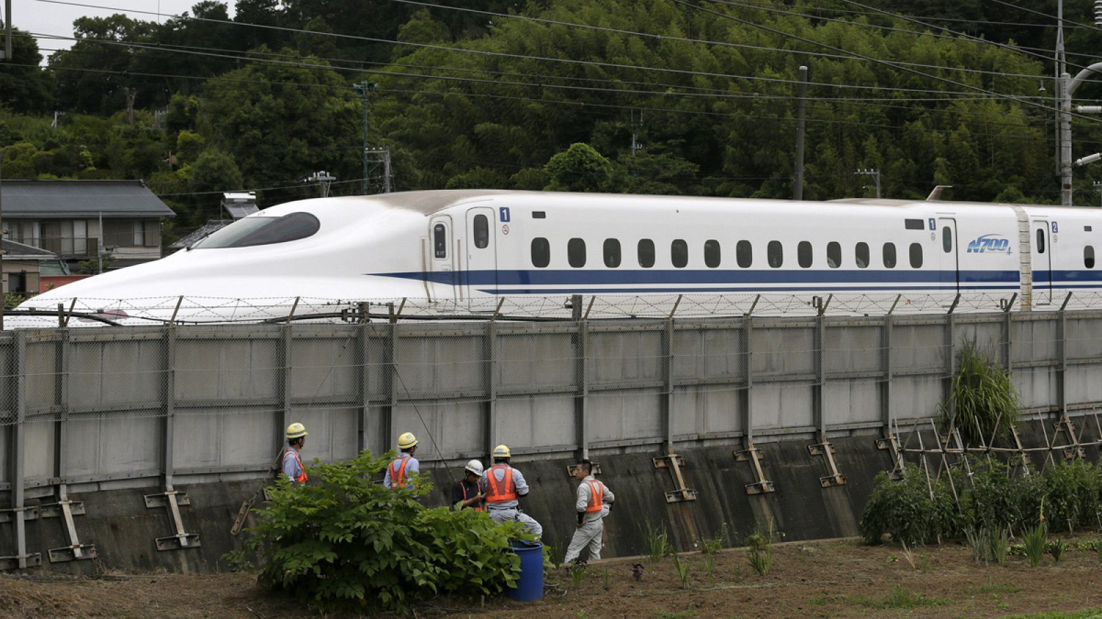 Un tren bala vuelve a pasar por la vía en Odawara (Japón), tras reanudarse el servicio